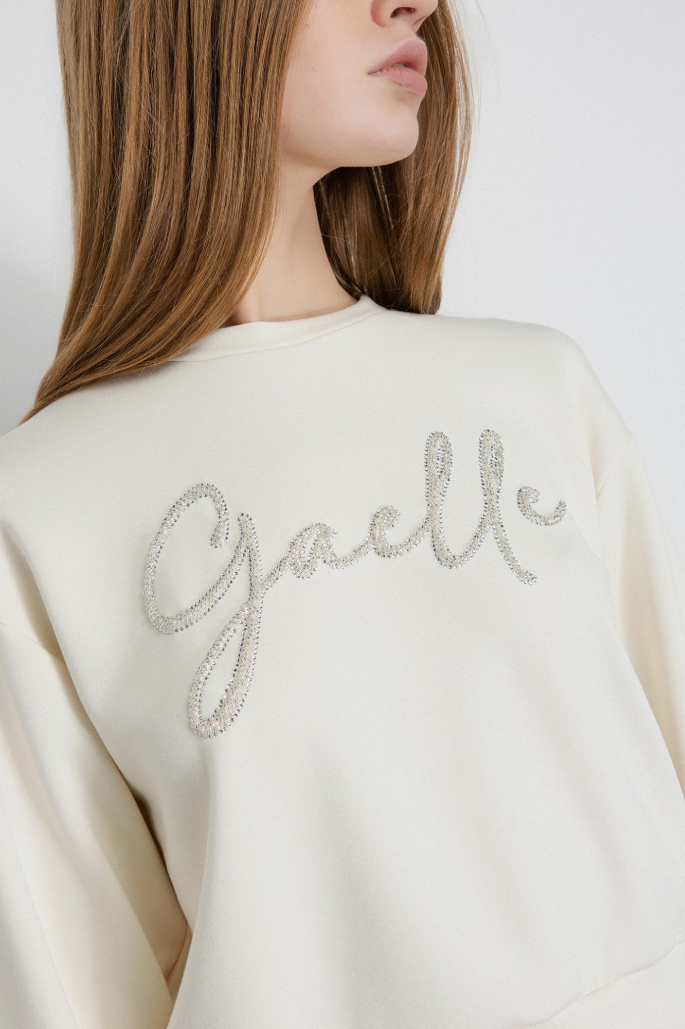 Modello Felpa Paricollo Manica Lunga Con Logo Ricamato A Mano E Strass Termo