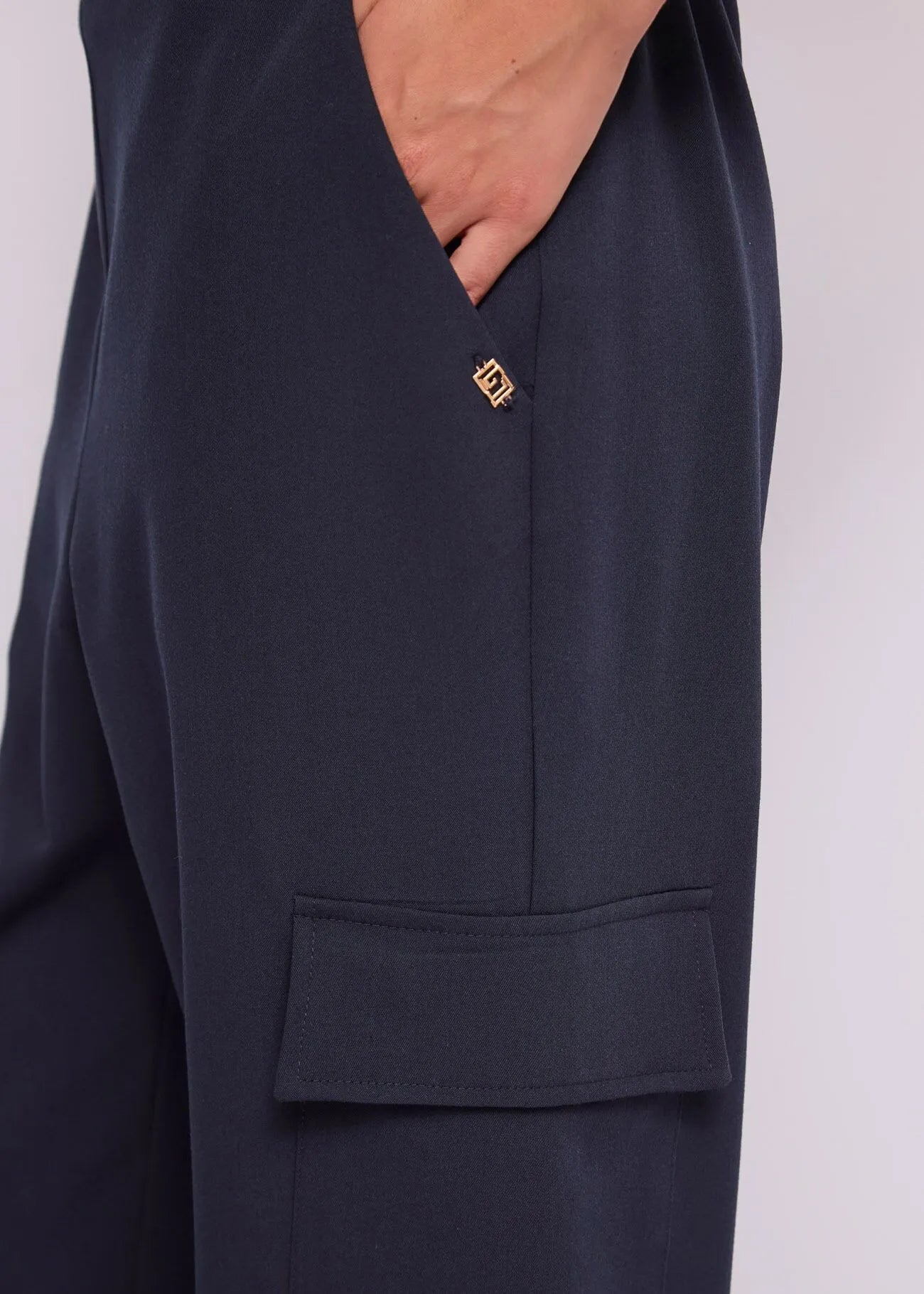 Pantaloni blu con tasche cargo