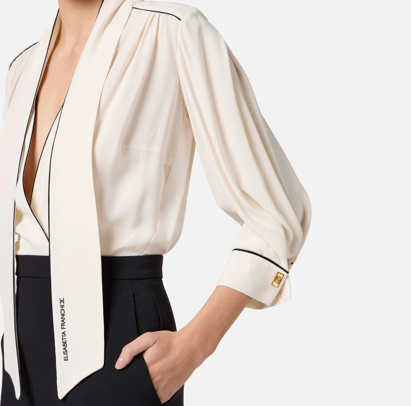 Abito in georgette e crêpe con piping