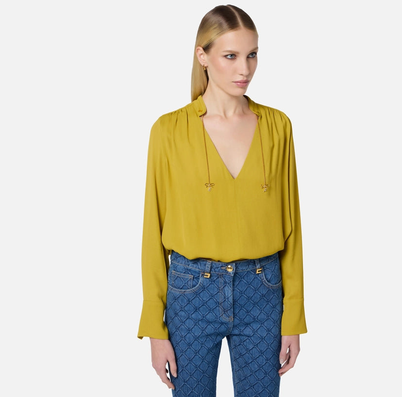 Camicia in georgette con charms e logo