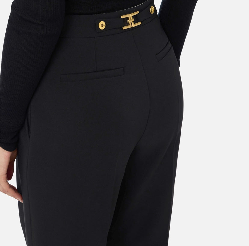 Bermuda in crêpe con accessorio gioiello
