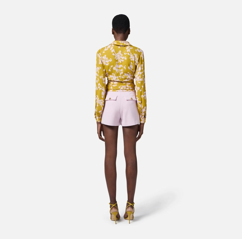 Shorts in crêpe con morsetto e patte