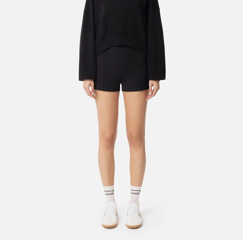 Shorts in crêpe con piping a contrasto