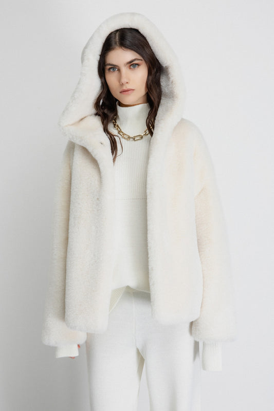 Pelliccia manica lunga con cappuccio