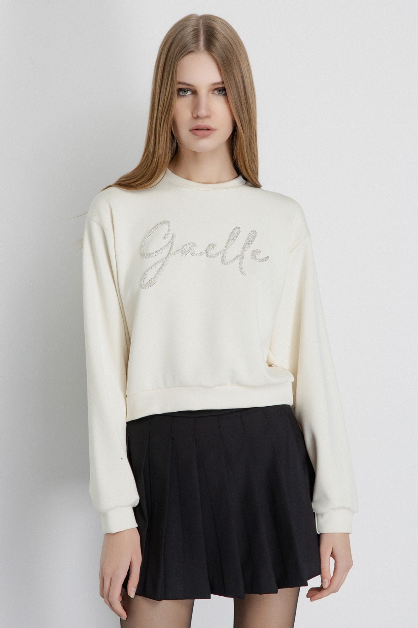 Modello Felpa Paricollo Manica Lunga Con Logo Ricamato A Mano E Strass Termo