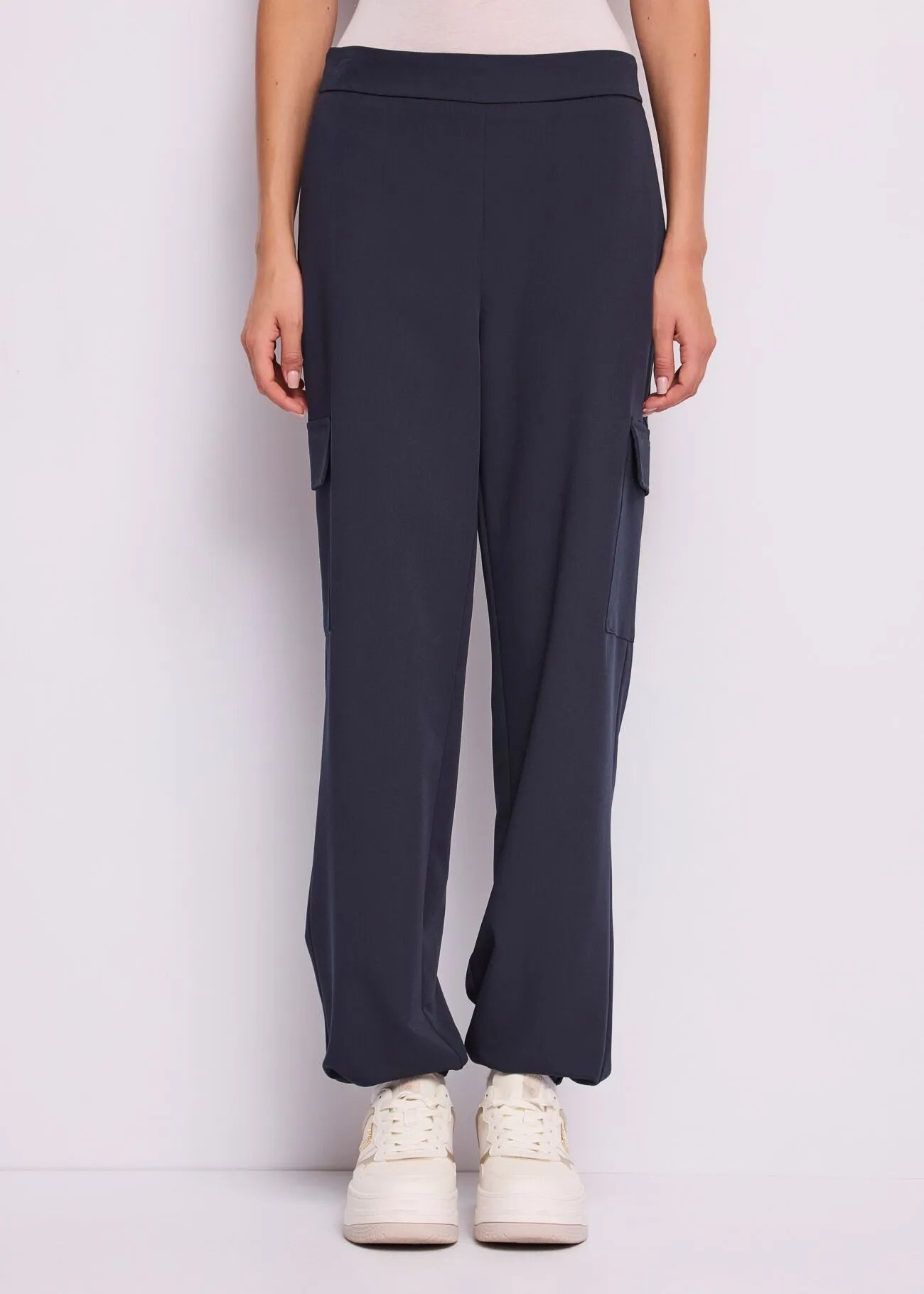 Pantaloni blu con tasche cargo