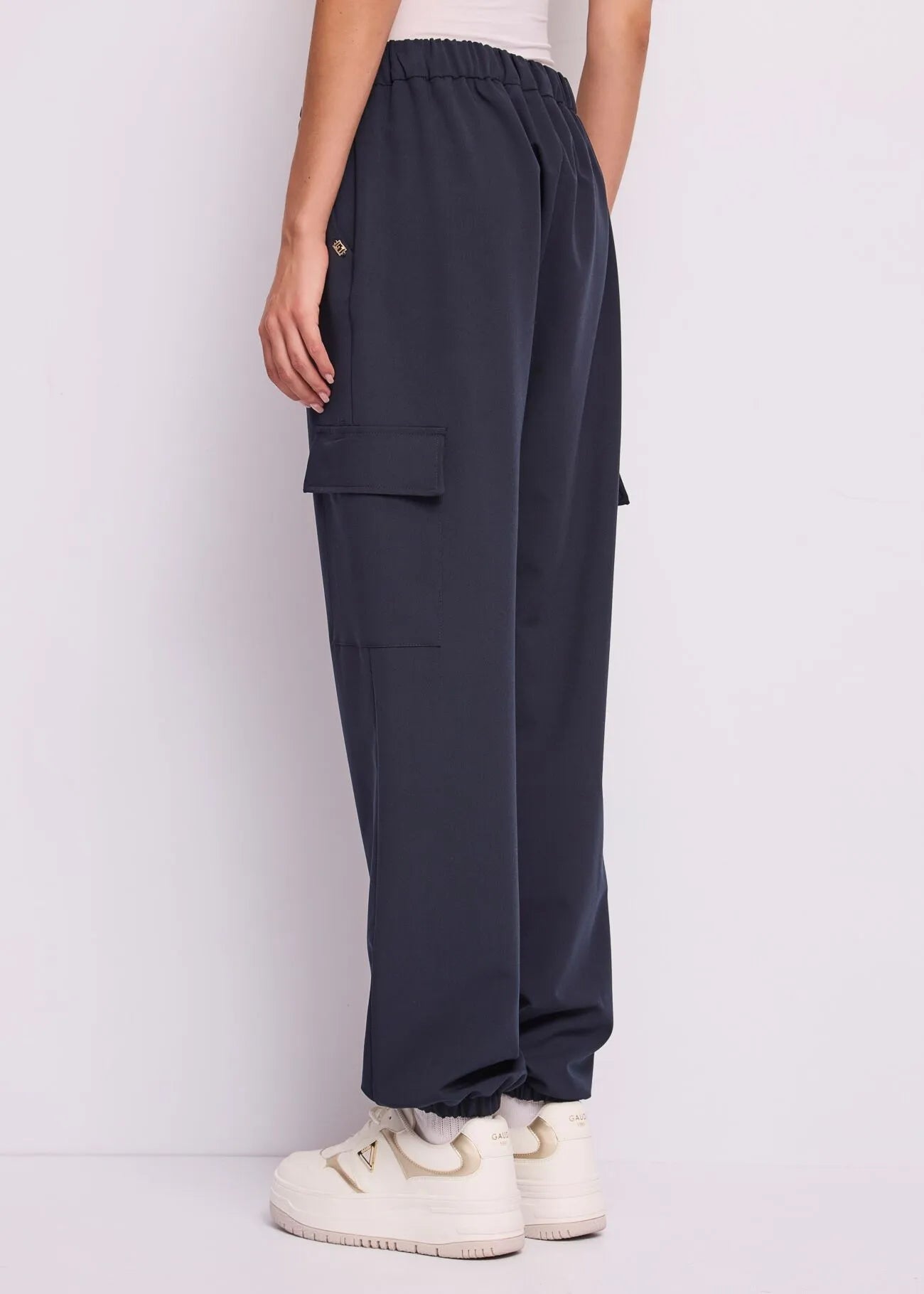 Pantaloni blu con tasche cargo