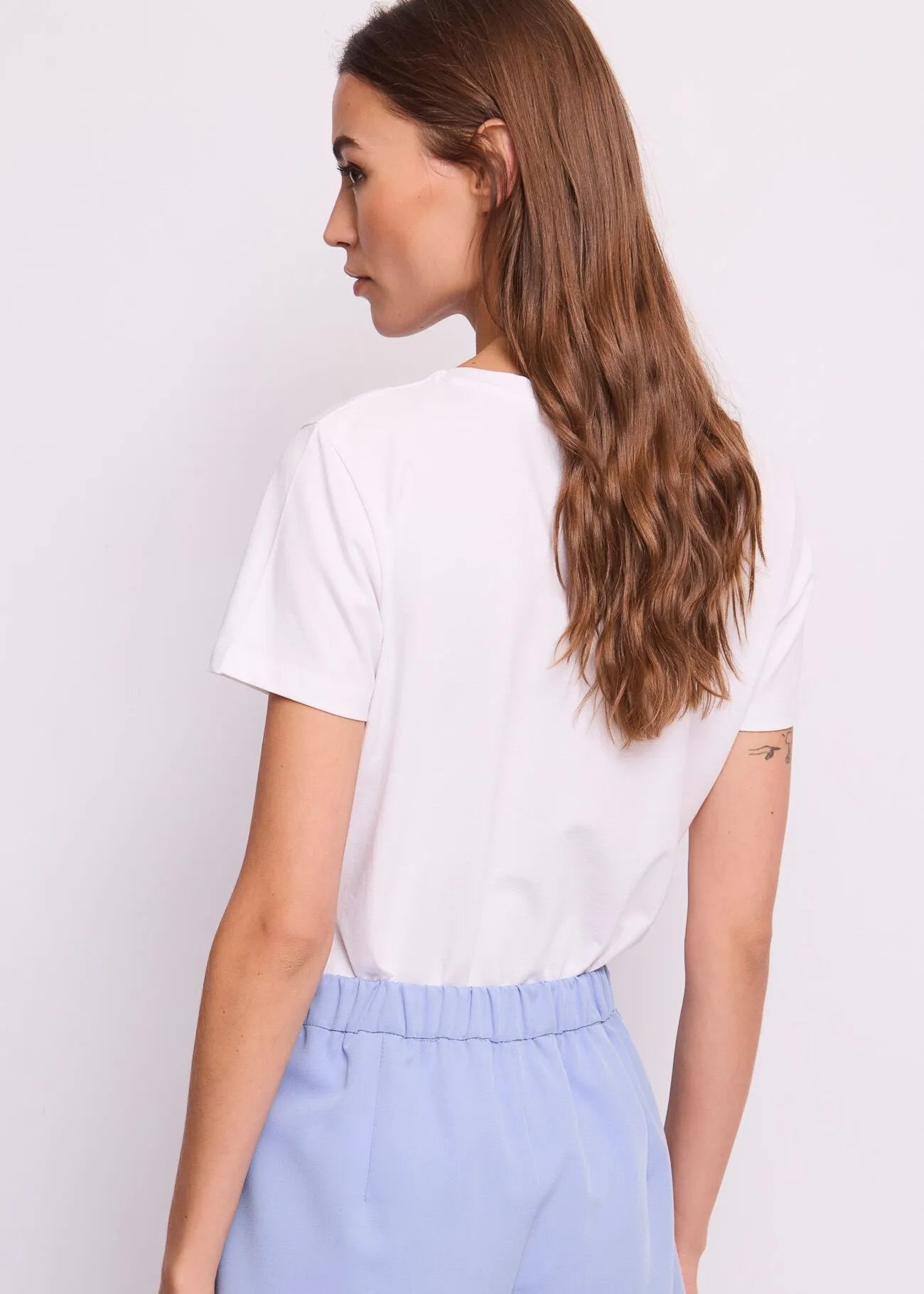 T-shirt azzurra da donna con logo e strass
