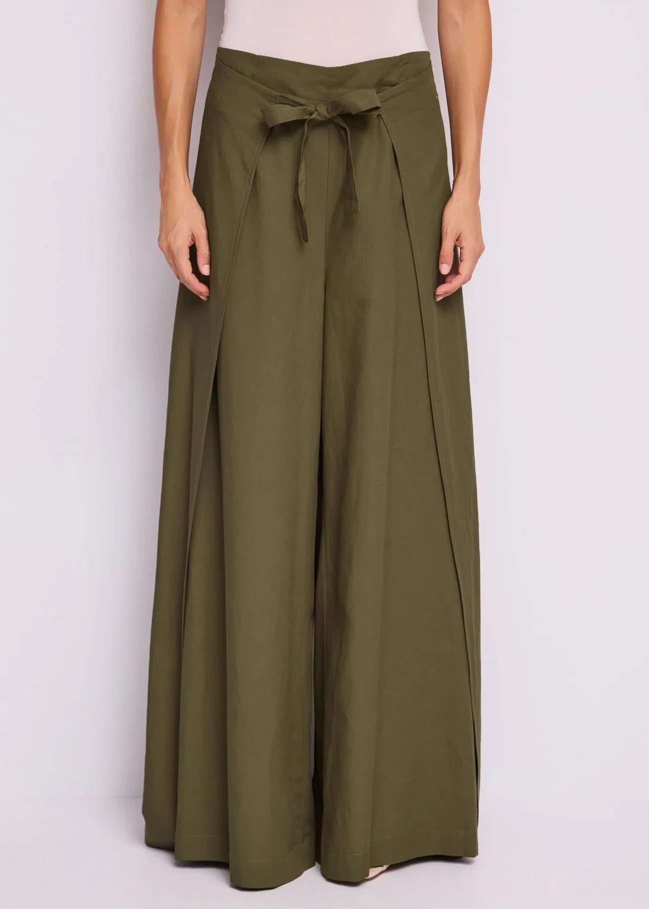 Pantaloni verdi da donna in lino con nodo