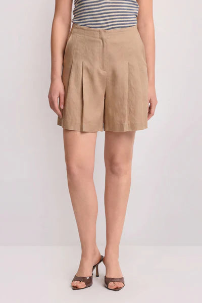 Pantaloni corti con pieghe