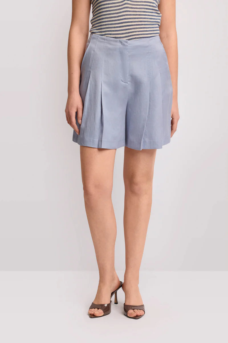 Pantaloni corti con pieghe