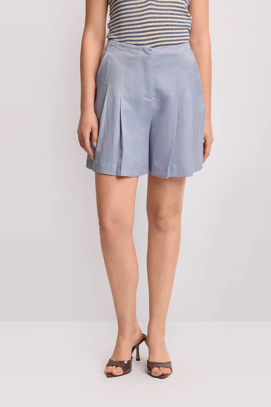 Pantaloni corti con pieghe