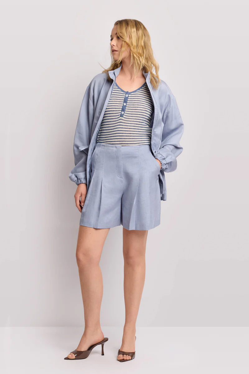 Pantaloni corti con pieghe