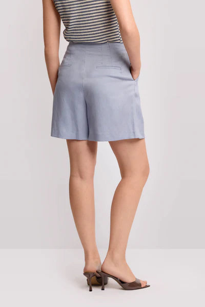 Pantaloni corti con pieghe