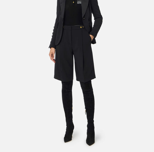 Bermuda in crêpe con accessorio gioiello