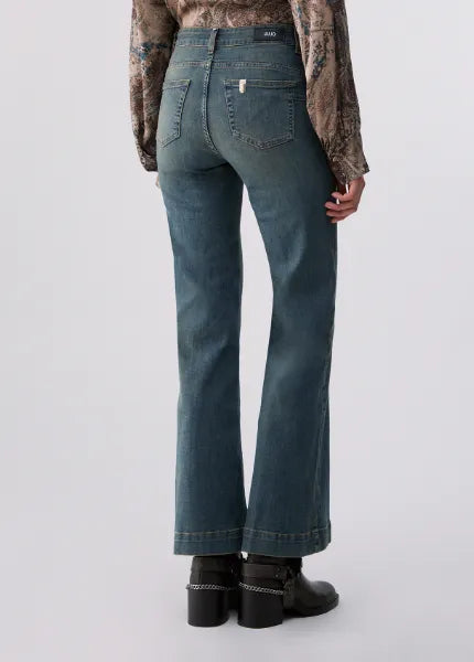 JEANS FLARE CON BOTTONI