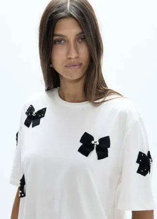 T-SHIRT CON FIOCCO