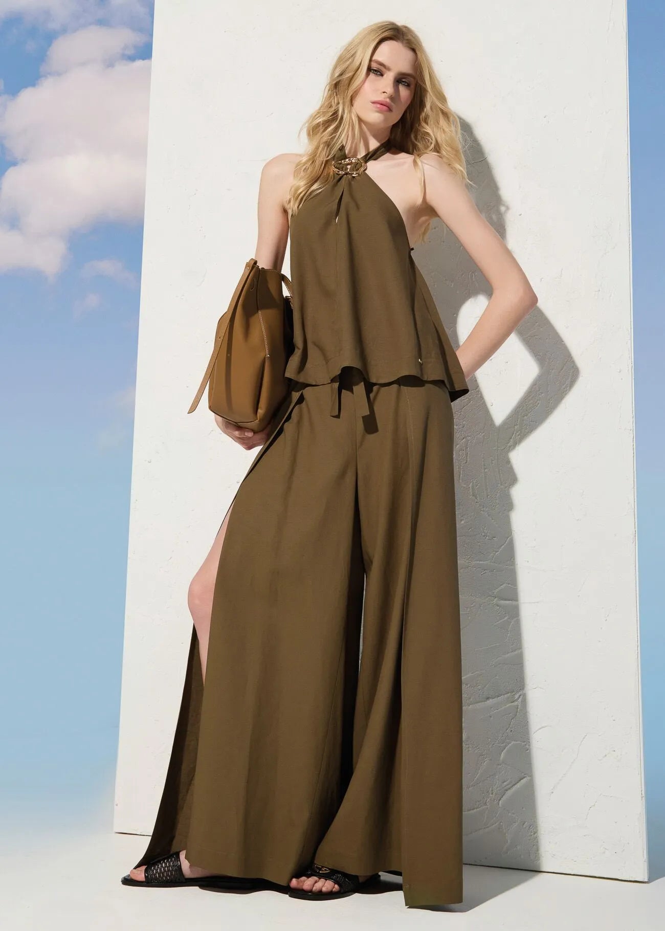 Top verde da donna con dettaglio gioiello